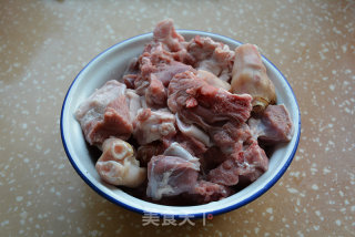 羊肉炖萝卜的做法步骤：1
