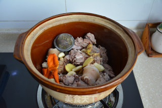 羊肉炖萝卜的做法步骤：4