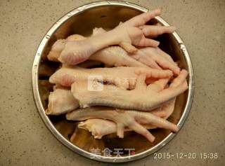 眉豆花生鸡脚汤的做法步骤：1