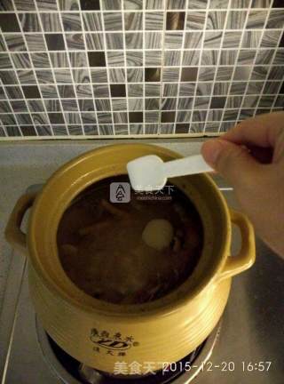 眉豆花生鸡脚汤的做法步骤：6
