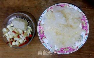 银耳莲子百合羹的做法步骤：1