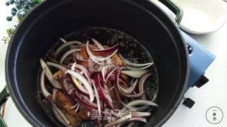 日式亲子盖饭一厨作铸铁锅版的做法步骤：3