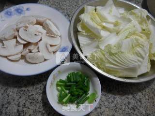 蘑菇炒白菜的做法步骤：1