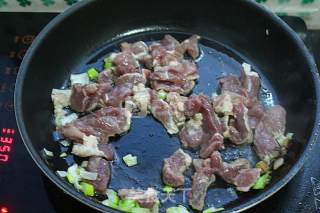 家常耳菜炒肉的做法步骤：5