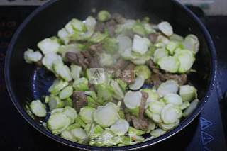 家常耳菜炒肉的做法步骤：7