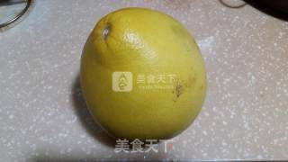 巧剥柚子的做法步骤：1