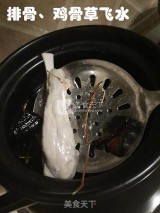 鸡骨草灵芝煲荷包豆的做法步骤：2
