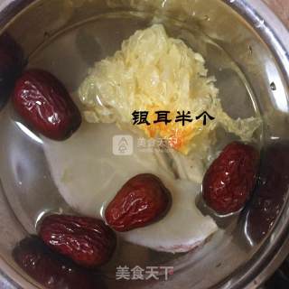 清肺镇咳海底椰响螺片花胶汤的做法步骤：2