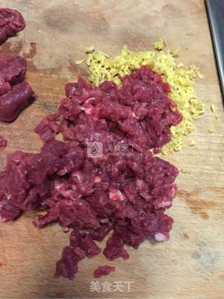 牛肉香菇馅儿饺子的做法步骤：2