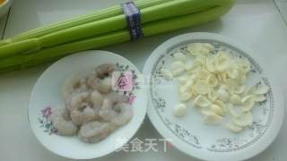西芹百合炒虾仁的做法步骤：2