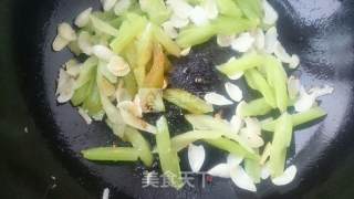 西芹百合炒虾仁的做法步骤：10
