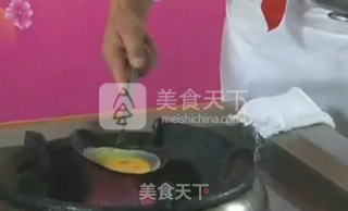 【桃李厨艺】——香辣蛋饺的做法步骤：1
