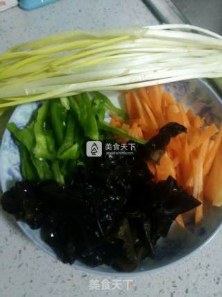 木耳小炒的做法步骤：1