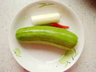 酸辣西葫芦的做法步骤：1