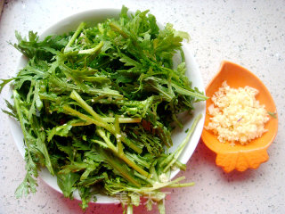 蒜蓉茼蒿的做法步骤：2