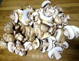 超级好吃——蒜香草菇炒五花肉青椒的做法步骤：1