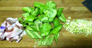超级好吃——蒜香草菇炒五花肉青椒的做法步骤：2