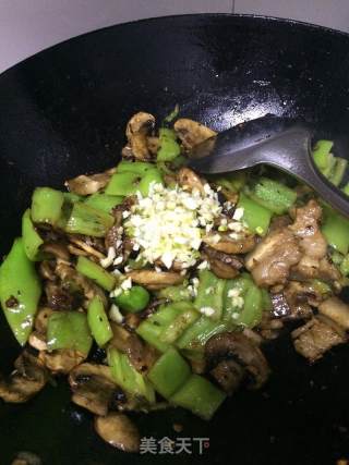 超级好吃——蒜香草菇炒五花肉青椒的做法步骤：11
