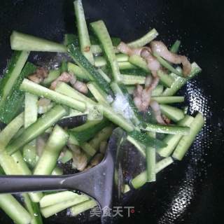 五花肉炒黄瓜的做法步骤：6