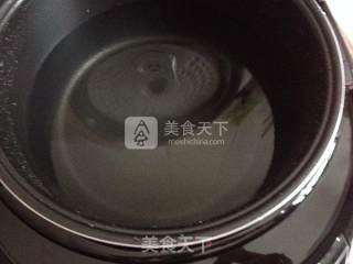 红菇瑶柱排骨汤的做法步骤：2