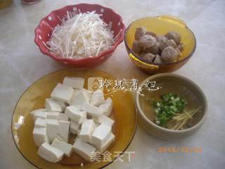 牛肉丸金针菇汤的做法步骤：1