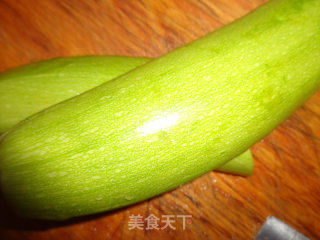 腊肠西葫芦的做法步骤：1