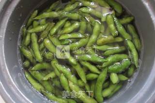 水煮毛豆的做法步骤：1