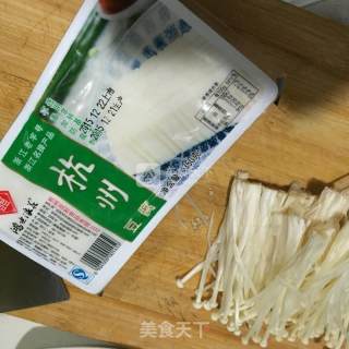金针菇豆腐汤的做法步骤：1