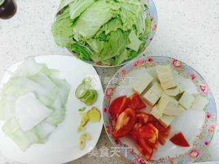 白菜炖豆腐的做法步骤：1