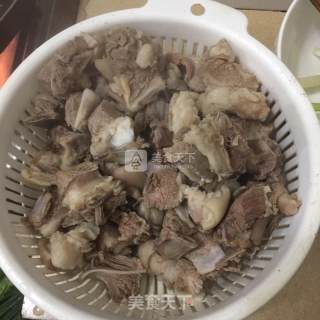 羊肉火锅的做法步骤：1
