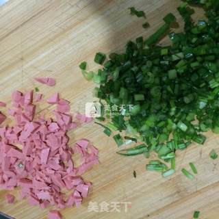 香肠葱香鸡蛋饼的做法步骤：1