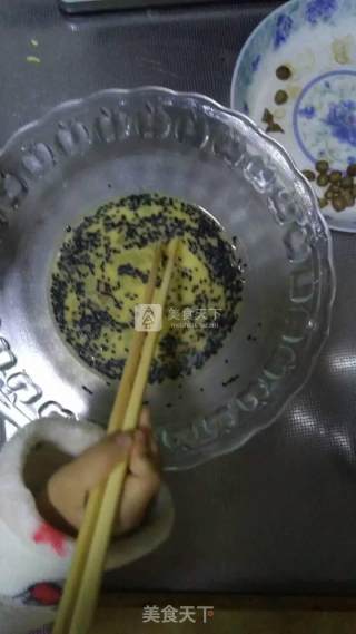 给宝宝做的早饭-浓香牛奶鸡蛋豆渣小饼的做法步骤：2