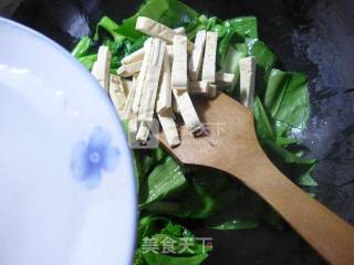豆腐干炒油菜蕻的做法步骤：6