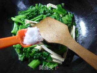 豆腐干炒油菜蕻的做法步骤：8