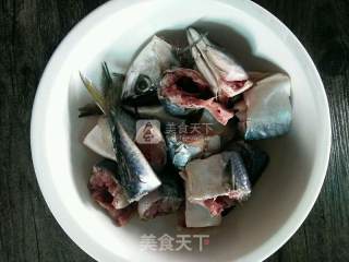 家常炖鲅鱼的做法步骤：1