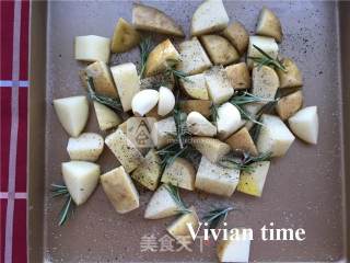 迷迭香烤土豆的做法步骤：2