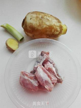 莲藕排骨汤的做法步骤：1