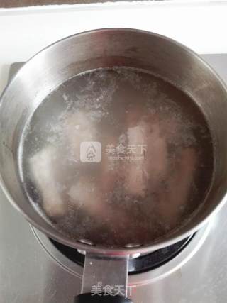 莲藕排骨汤的做法步骤：3