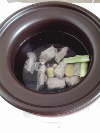 莲藕排骨汤的做法步骤：5