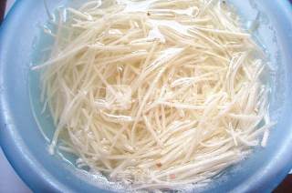 清爽炝锅土豆丝的做法步骤：1