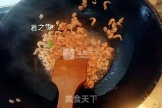 韭菜炒河虾的做法步骤：2