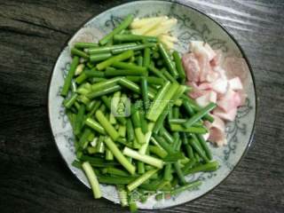 蒜苔炒肉的做法步骤：4