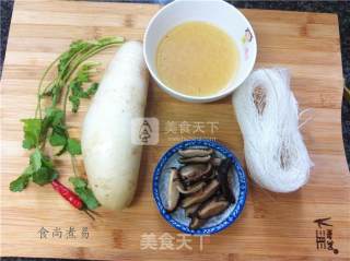鸡汤萝卜水晶粉丝的做法步骤：1