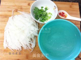 鸡汤萝卜水晶粉丝的做法步骤：2