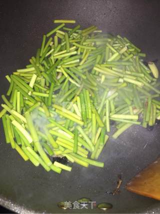 豆豉蒜薹炒腊肠的做法步骤：7
