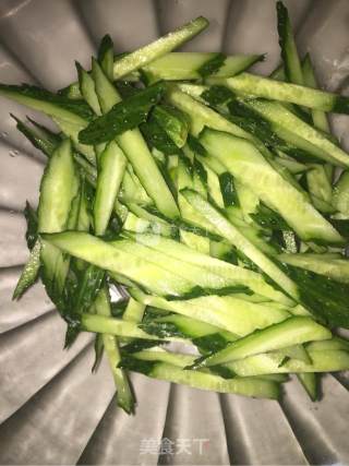 黄瓜条拌猪耳的做法步骤：1