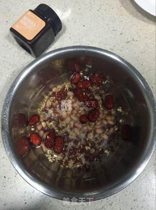 蜂蜜杂粮粥的做法步骤：2
