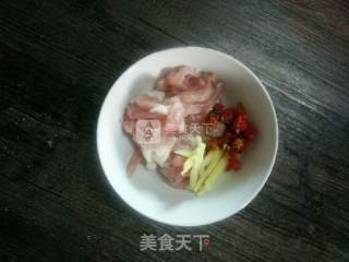 蒜黄炒肉的做法步骤：2