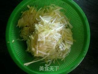 蒜黄炒肉的做法步骤：3