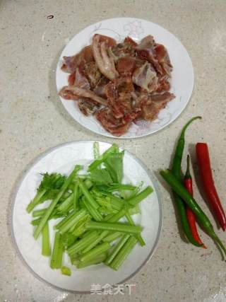 芹菜炒腊鸡的做法步骤：1